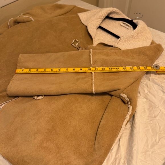 🧸 Camel Faux-Shearling Toggle Jacket | Natalie & Me | Cozy Fall/Winter Classic - Picture 3 of 9